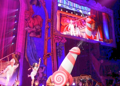 Monty-Bomb Penis -Dancers perform