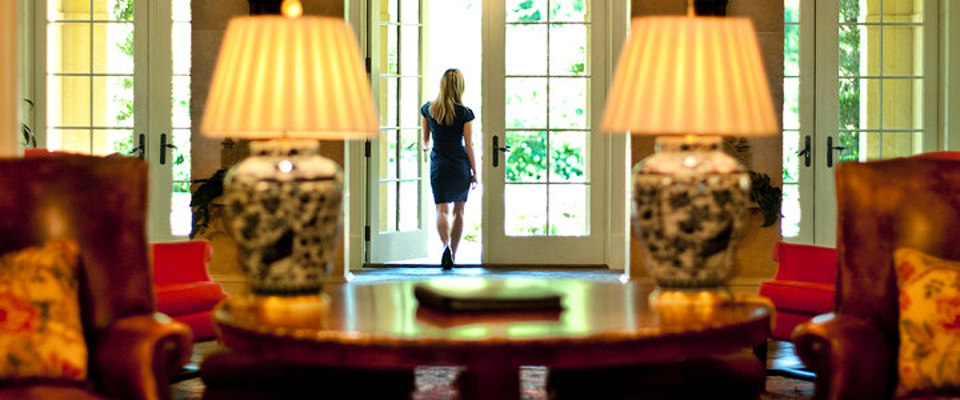 lobby-two-lamps